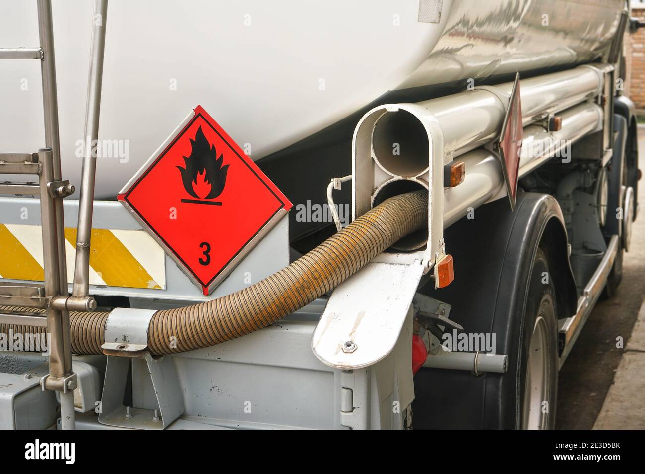 Rot Warnhinweis Gefahrgut, Flüssigkeitsklasse 3, auf der Rückseite Des Tankwagens an der Tankstelle Stockfoto