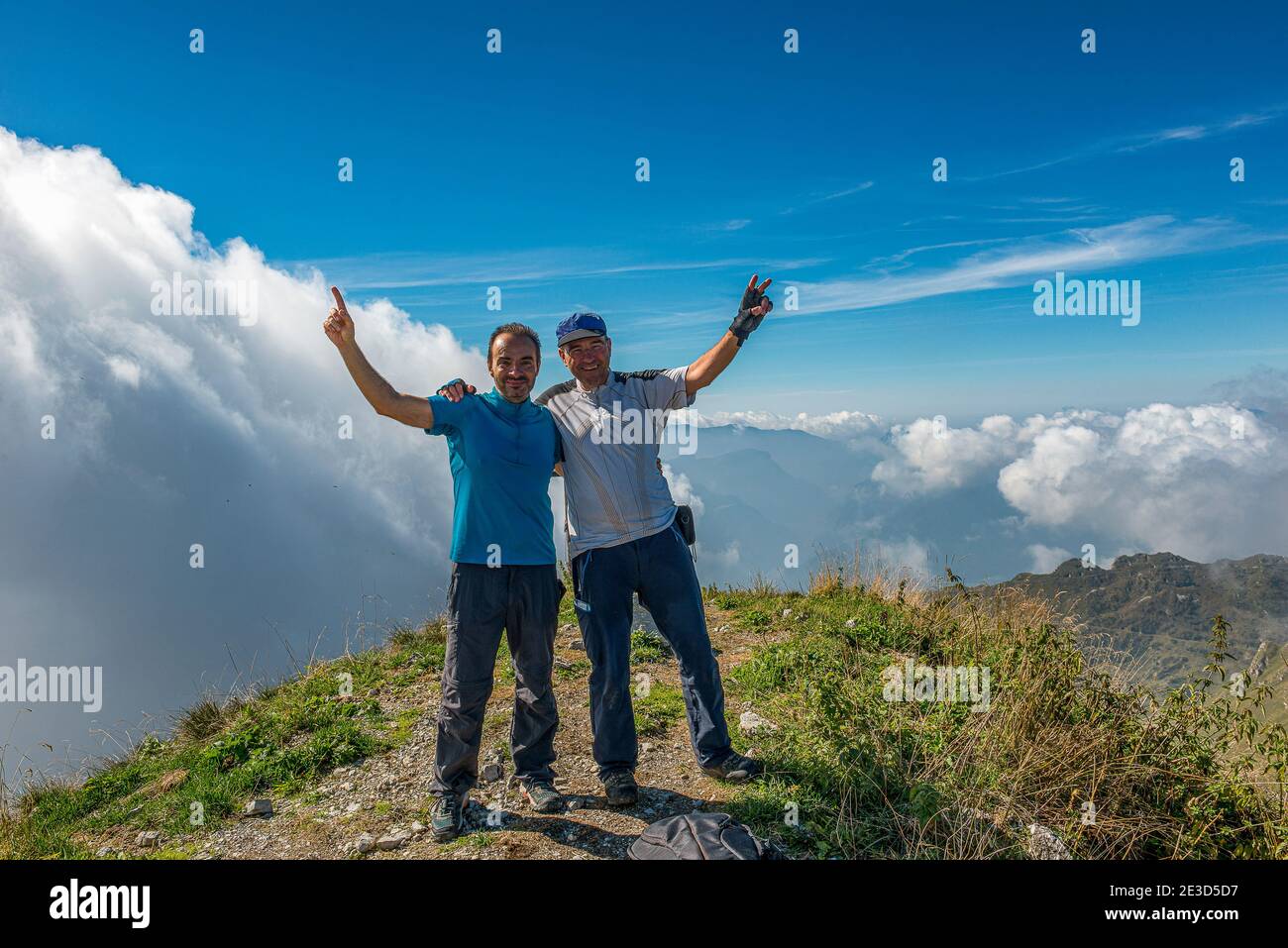 Italien Trentino - Sentiero della Pace im Val di Concei umarmen sich italienische und deutsche Wanderer auf dem Gipfel des Monte Cadria. SAT-Pfad 423. Stockfoto