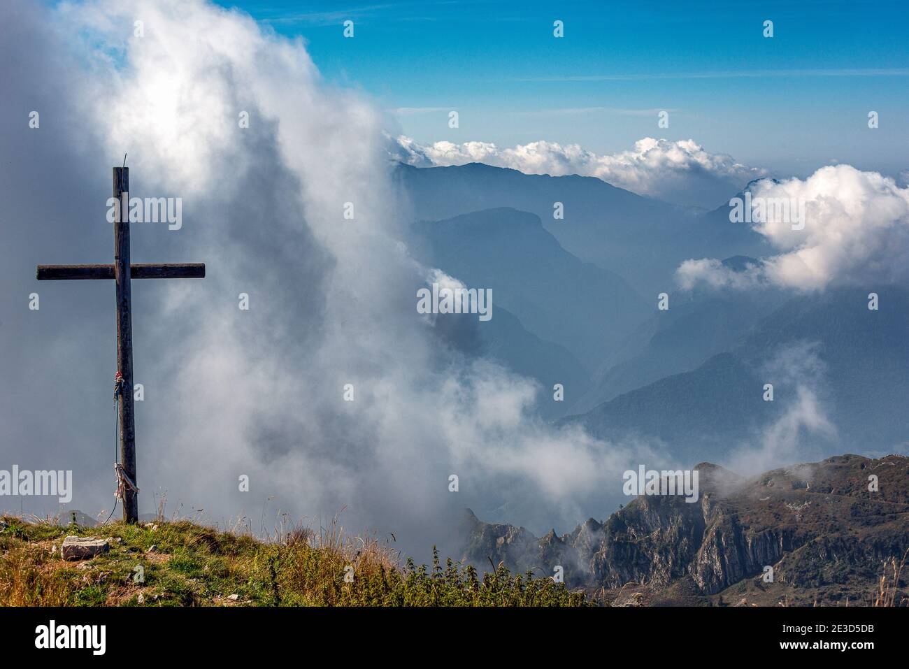 Italien Trentino - Sentiero della Pace im Val di Concei, Gipfel und Gipfelkreuz des Monte Cadria. Vom Gipfel aus können Sie ein 360-Grad-Panorama auf dem höchsten Berg der Ledroalpen genießen: Unten im Talkessel der Cadria-Alm. SAT-Pfad 423. Stockfoto