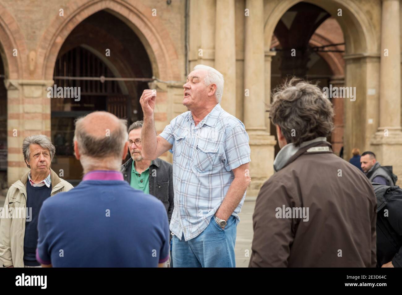 Männer sprechen und debattieren mit Handgesten auf der Piazza Maggiore in Bologna Italien Stockfoto