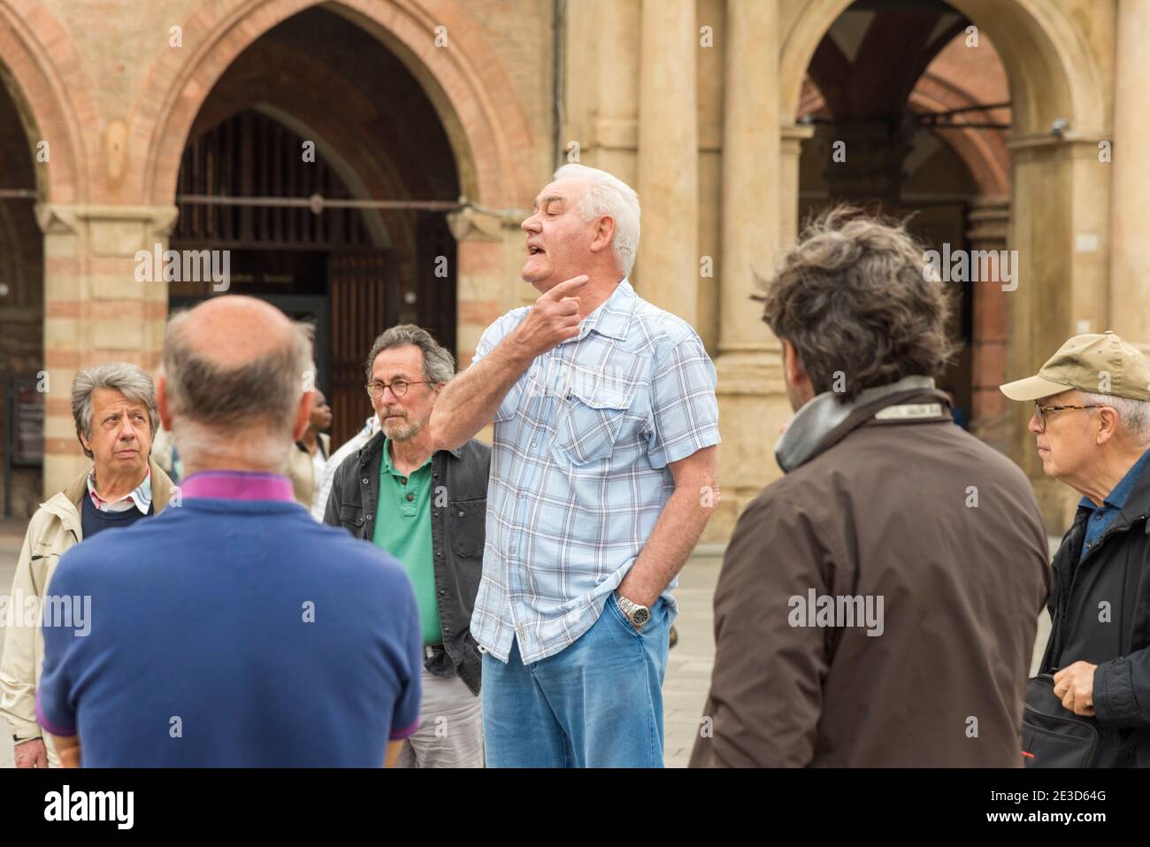 Männer sprechen und debattieren mit Handgesten auf der Piazza Maggiore in Bologna Italien Stockfoto
