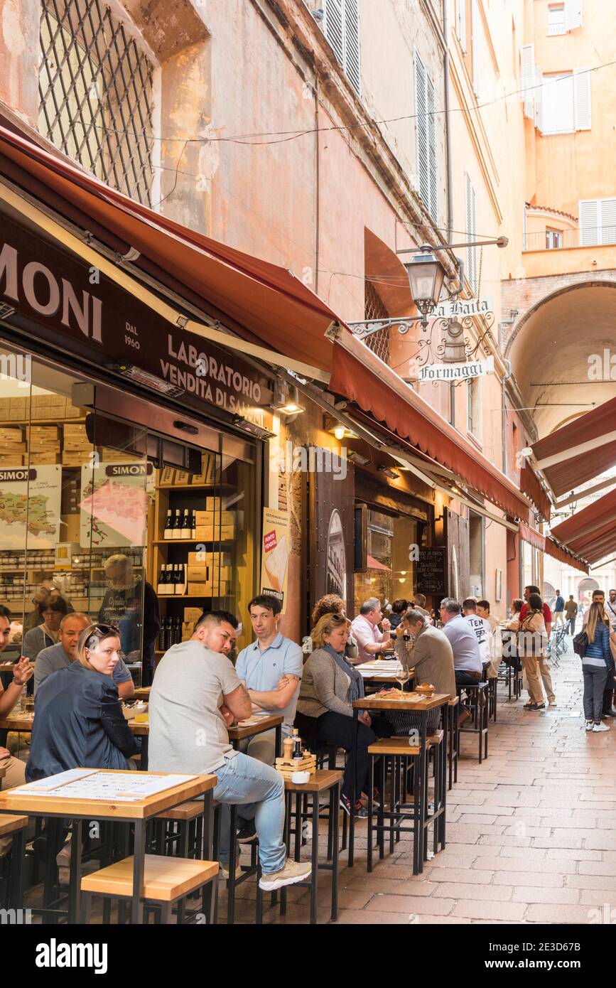 Das Simoni Café, Restaurant und Salumeria in den alten engen Gassen im Marktgebiet von Bologna Italien Stockfoto