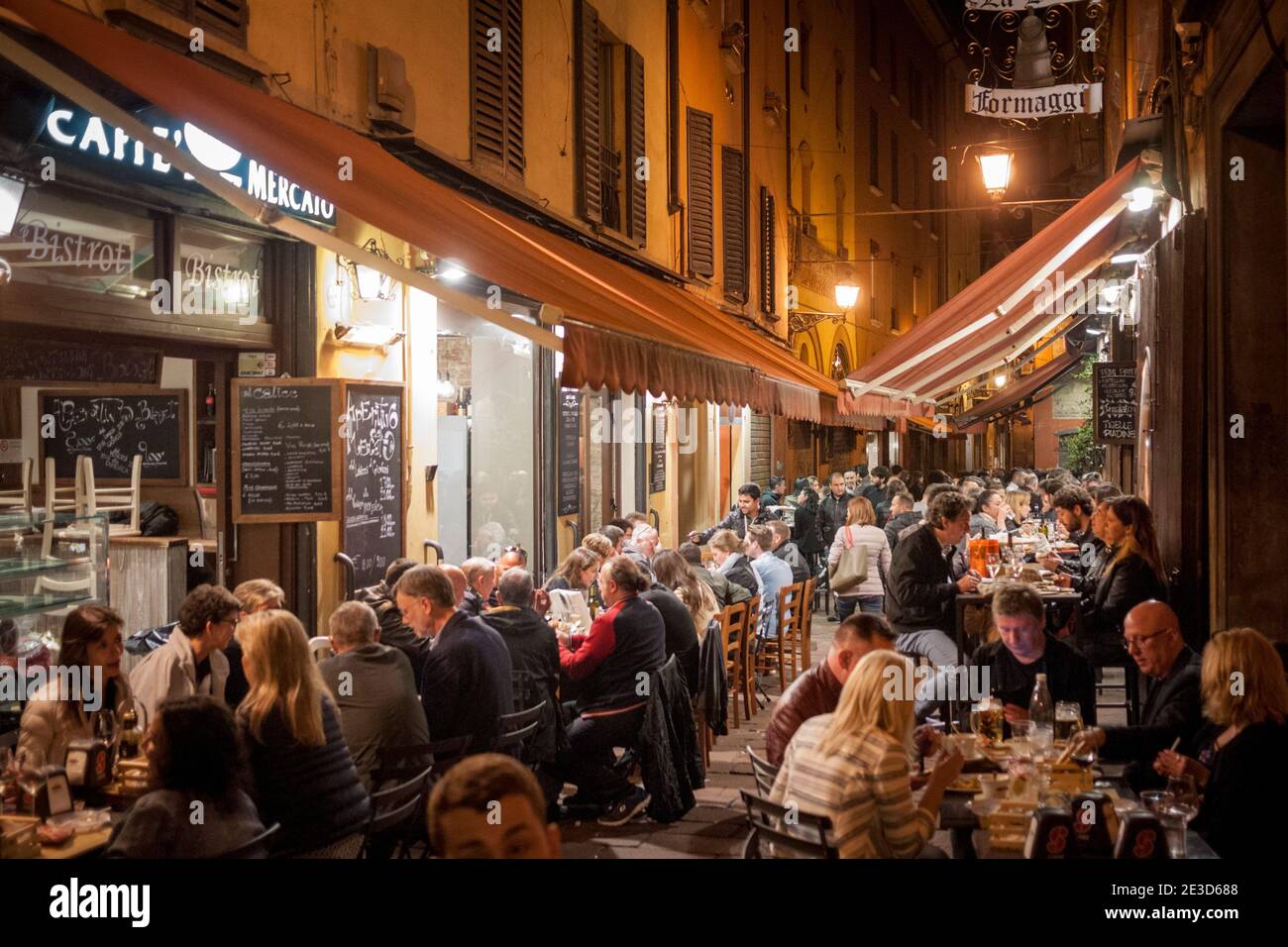 Das Simoni Café, Restaurant und Salumeria in den alten engen Gassen in der Marktgegend von Bologna Italien in der Nacht. Stockfoto