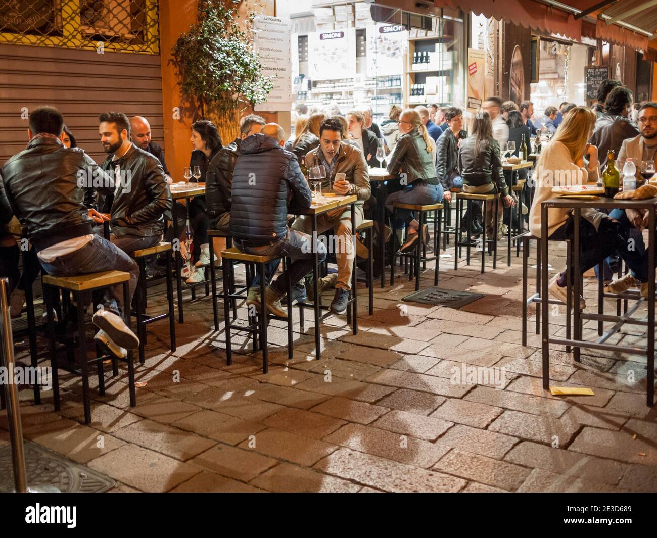 Das Simoni Café, Restaurant und Salumeria in den alten engen Gassen in der Marktgegend von Bologna Italien in der Nacht. Stockfoto