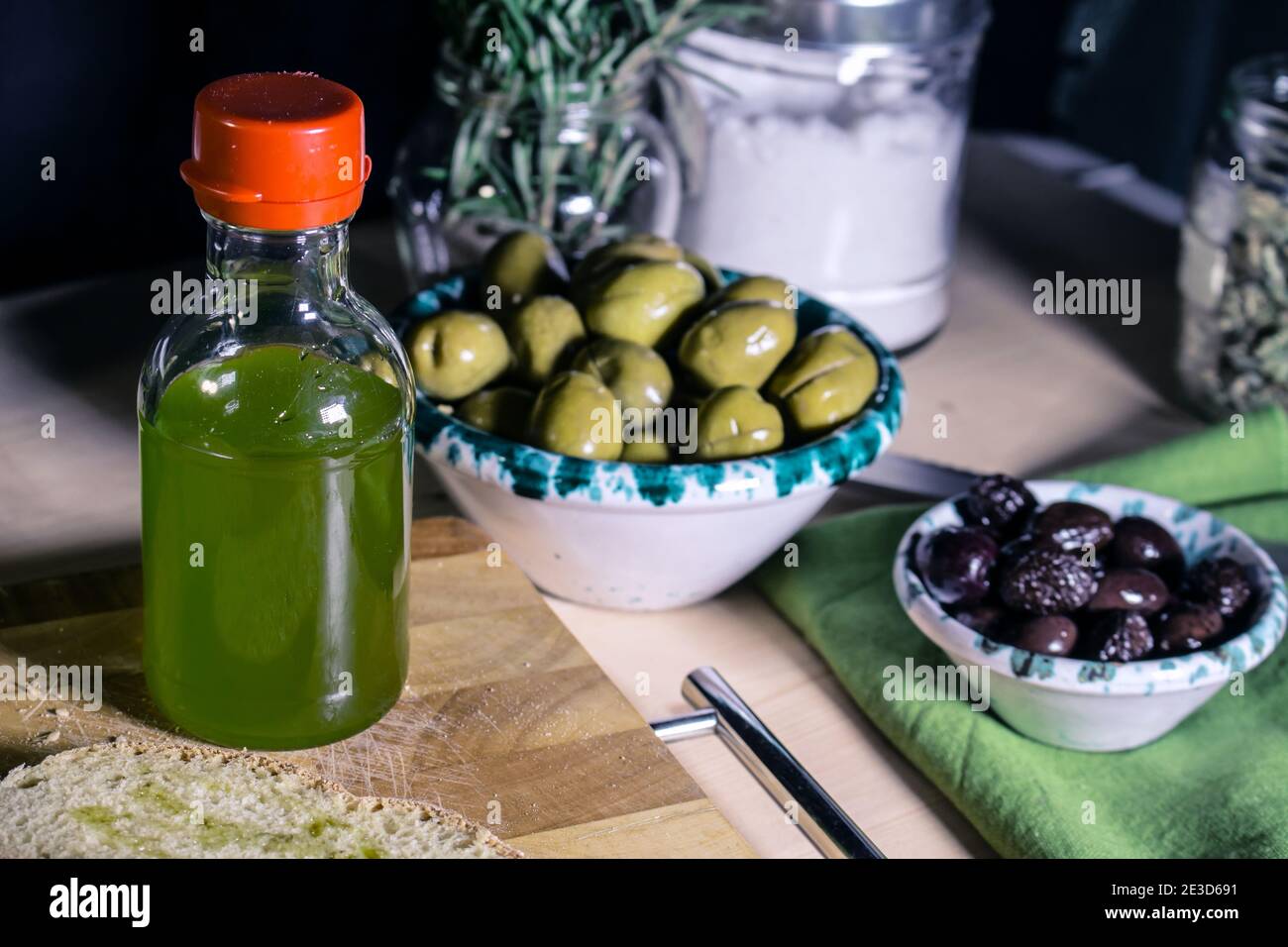 Natives Olivenöl extra aus Trapani, hausgemachtes Brot und Schalen namens "Lemmo" mit schwarzen und weißen Oliven Stockfoto
