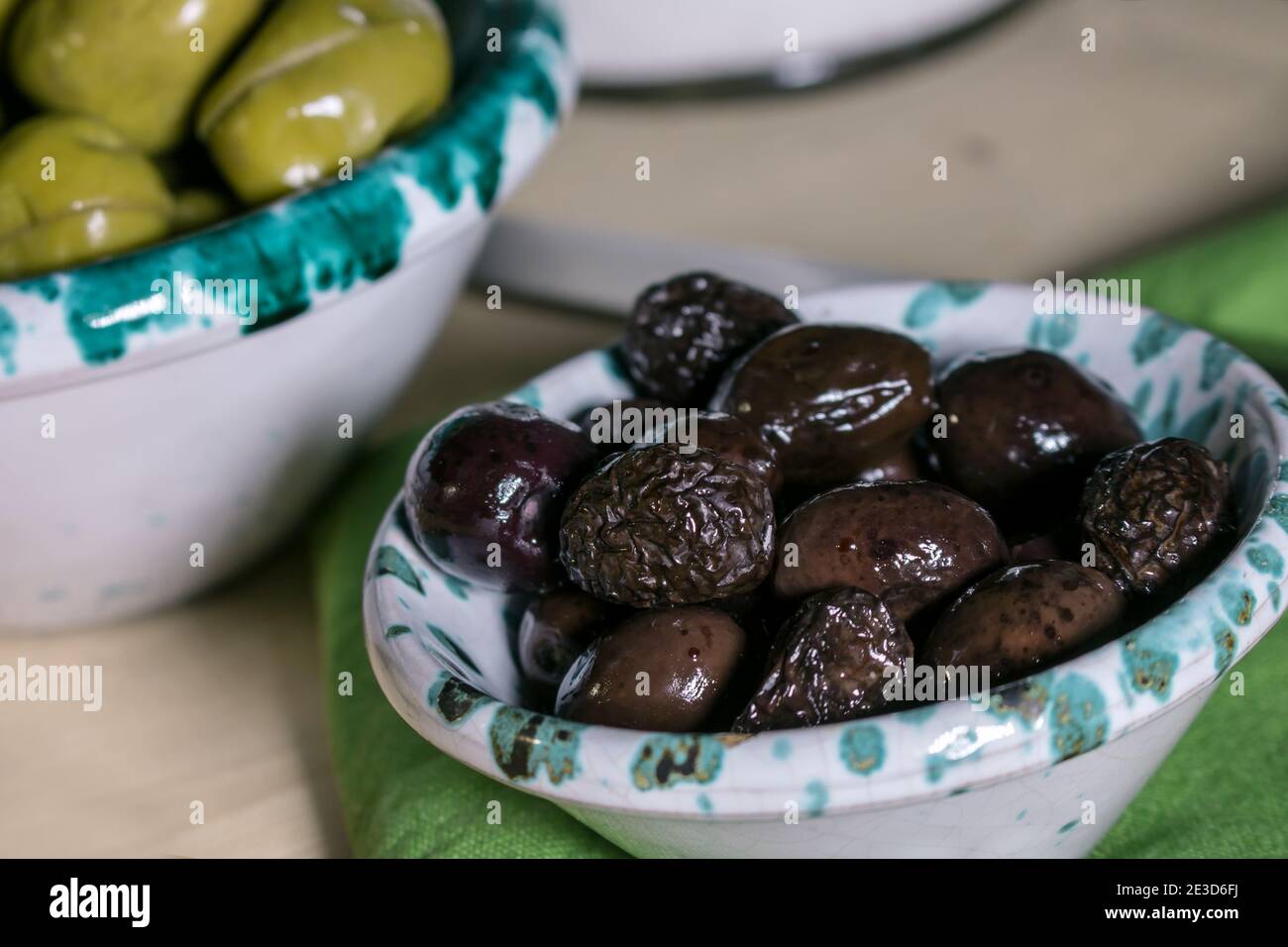 Zwei Schalen namens 'Lemmo' mit schwarzen und weißen Oliven Stockfoto