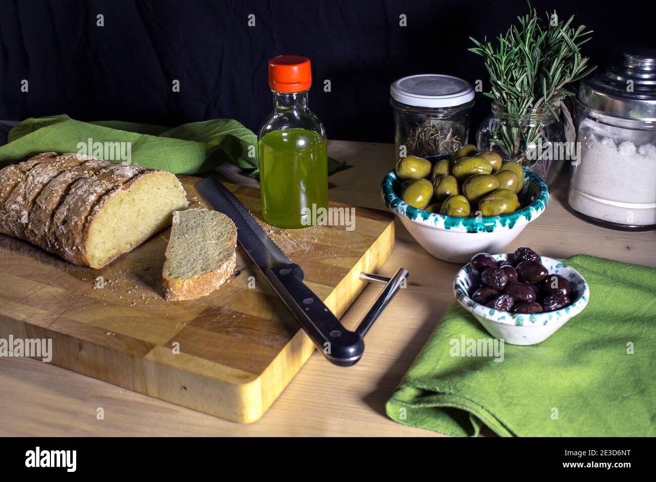 Natives Olivenöl extra aus Trapani, hausgemachtes Brot und Schalen namens "Lemmo" mit schwarzen und weißen Oliven Stockfoto