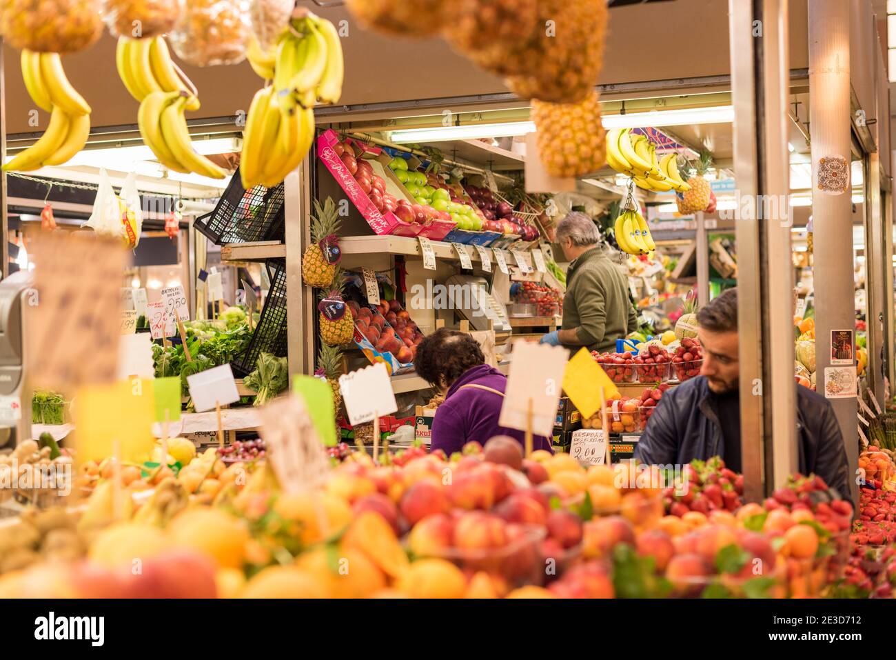 Obst- und Gemüsehändler auf dem Lebensmittelmarkt in Bologna Italien, Stockfoto