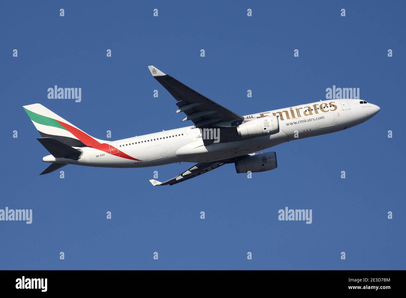 Emirates Airbus A330-200 mit Registrierung A6-EAO Airborne am Frankfurter Flughafen. Stockfoto