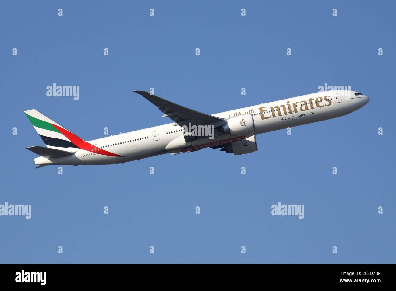 Emirates Boeing 777-300 mit der Registrierung A6-ECQ Airborne am Flughafen Frankfurt. Stockfoto