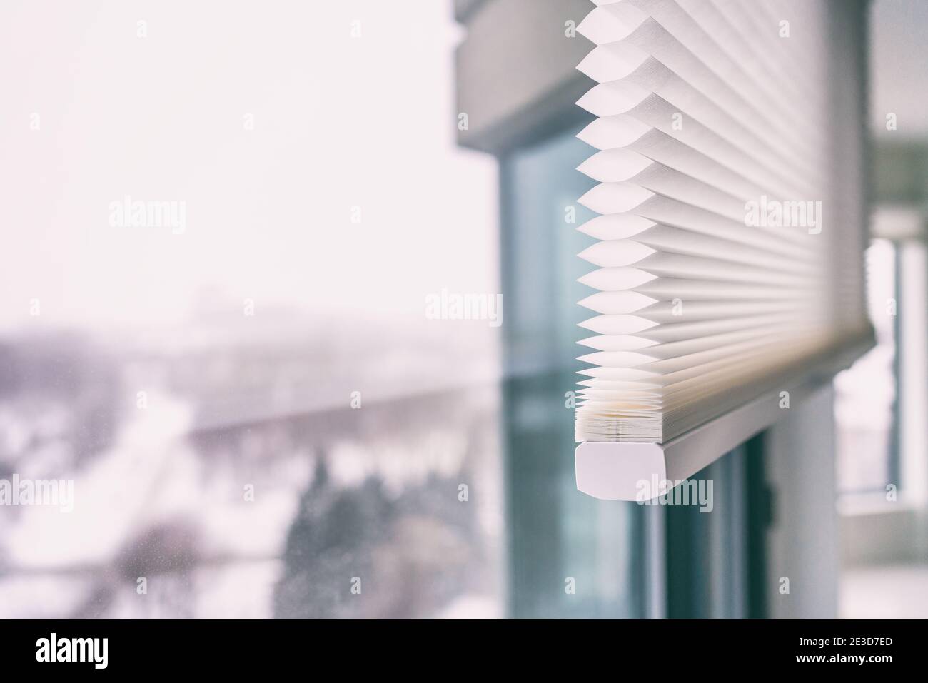 Home Jalousien - schnurlose Wabenfalte Schatten moderne Schattierungen auf Wohnung Fenster. Automatische Vorhänge blind Stockfoto