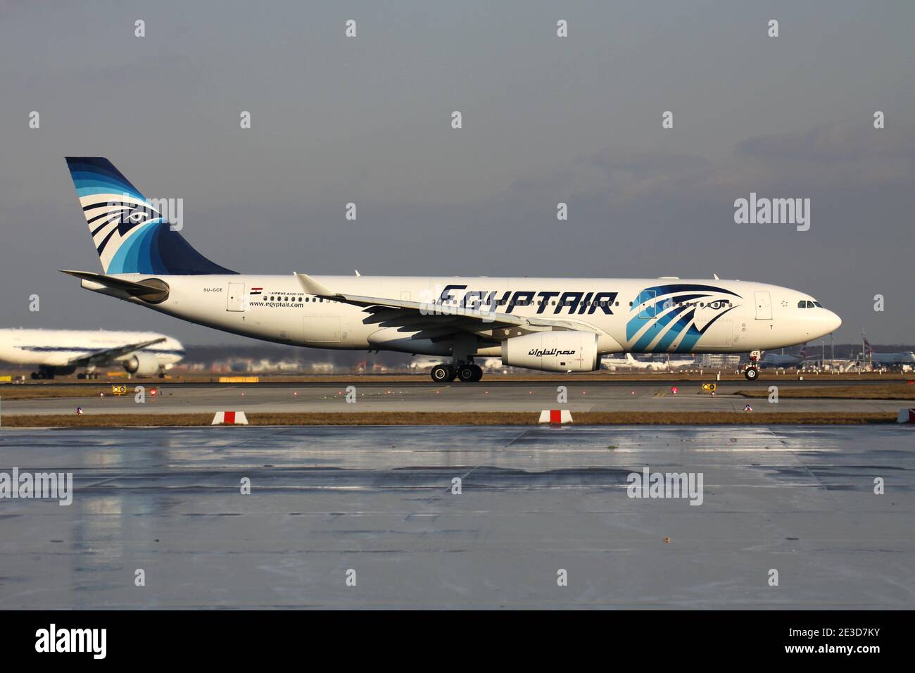 Egyptair Airbus A330-200 mit Registrierung SU-GCE auf Startbahn 18 des Frankfurter Flughafens. Stockfoto