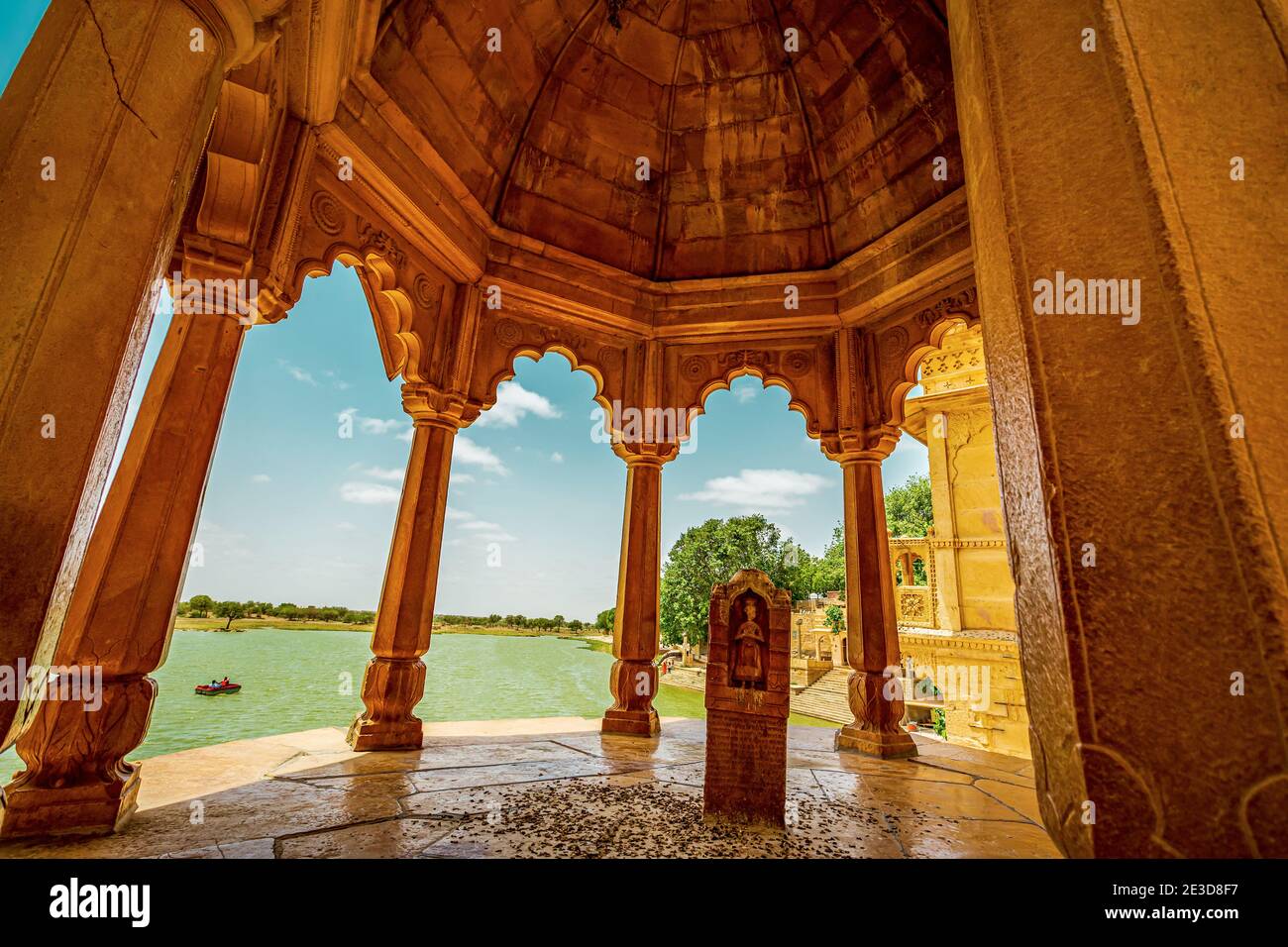 Amar Sagar Schrein Tempel auf See Gadsisar – einst die wichtigste Wasserquelle der Stadt Jaisalmer. Foto aufgenommen am 12. August 2018 in der Nähe von Jaisalmer Stadt Ra Stockfoto