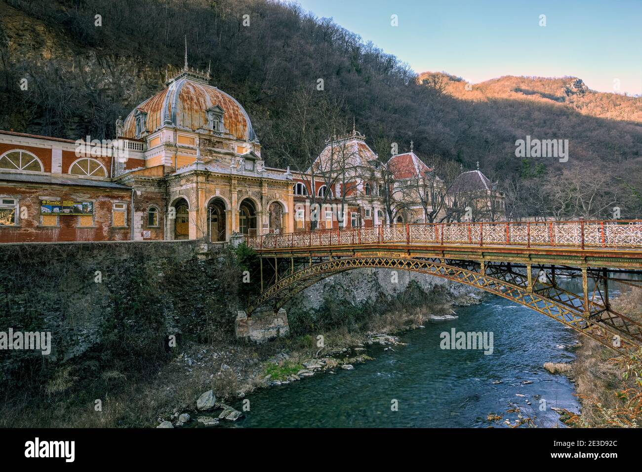 Verlassene Ruinen eines alten Kurkomplexes, der nach mehr als 100 Jahren noch steht. Phot aufgenommen am 9. Februar 2020 in Baile Herculane Stadt, Rumänien. Stockfoto