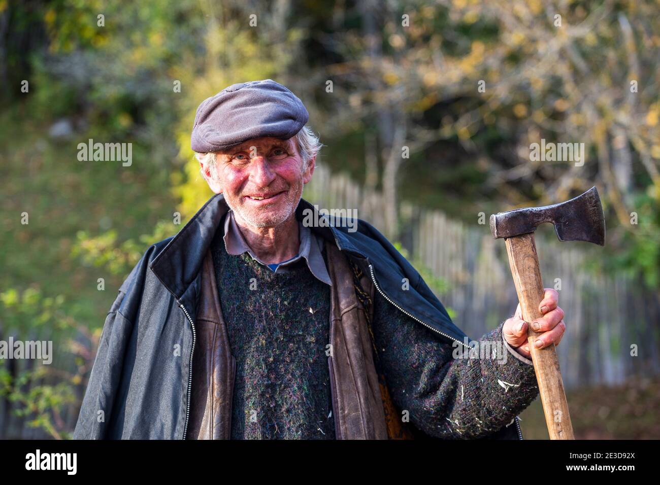 Porträt eines älteren rumänischen Hirten mit einer Axt in der Hand. Foto aufgenommen am 5. Oktober 2019 in Ohaba-Ponor, Hunedoara County, Rumänien. Stockfoto