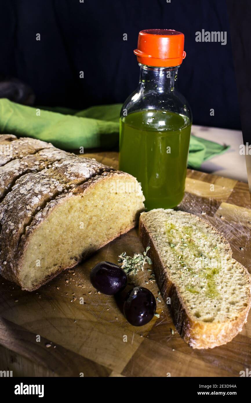 Natives Olivenöl extra aus Trapani, hausgemachtes Brot Stockfoto