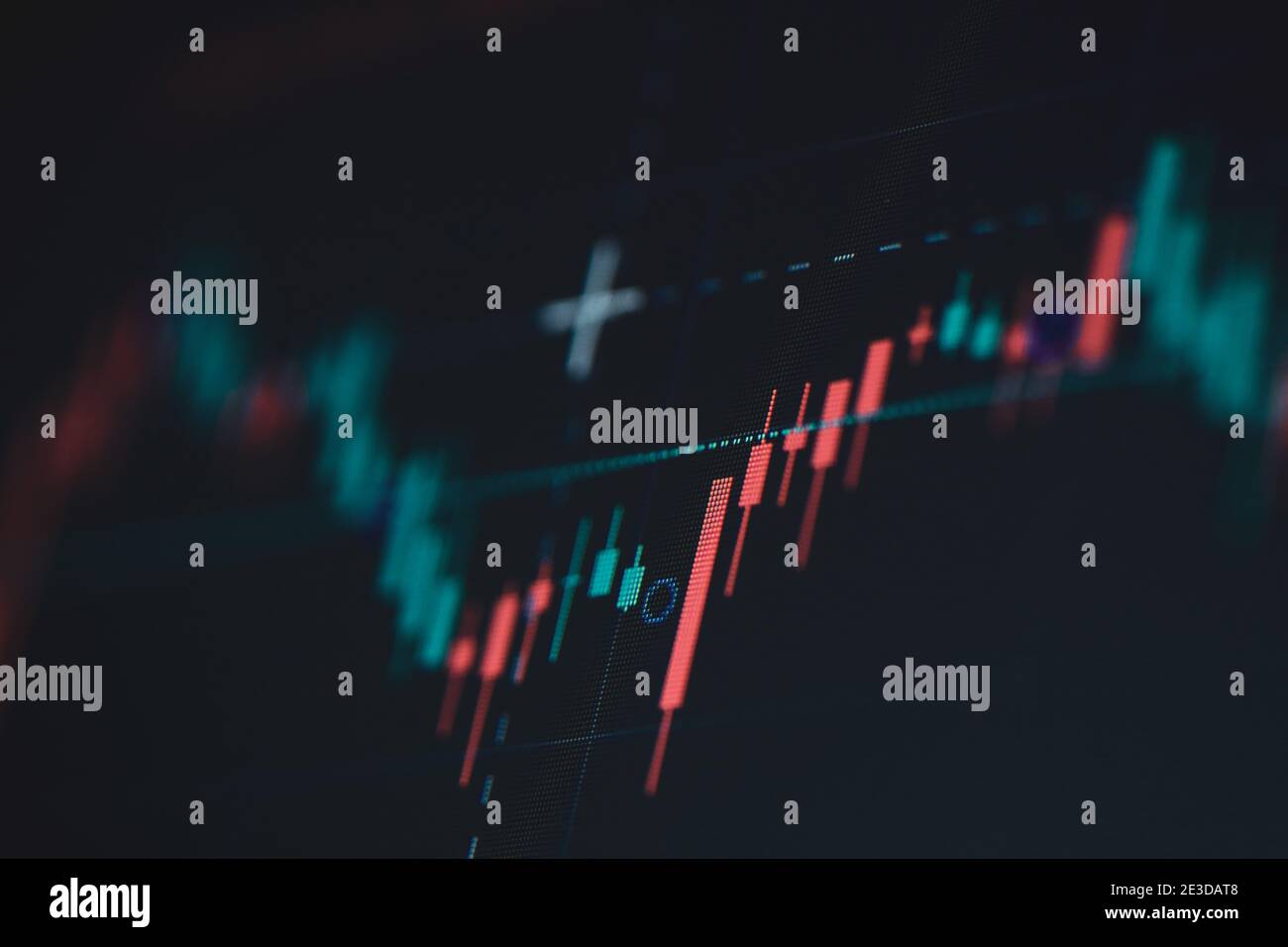 Geringe Schärfentiefe (selektiver Fokus) mit Details eines Candlestick-Diagramms auf einem Computerbildschirm. Stockfoto