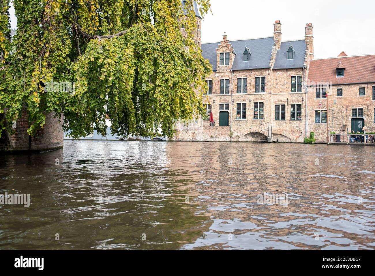 Brügge, Belgien - 04. Oktober 2019: Gebäude am Flussufer Stockfoto