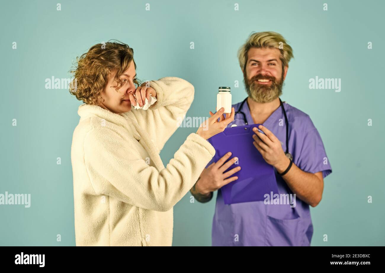 Ich habe eine Temperatur. Medizinisches Fachpersonal. Gesundheitswesen und Medizin. Arzt und Patient diskutieren über Behandlung, Beratung zur Diagnose der Krankheit, Arzt- und Patientenbesprechung im Krankenhaus. Stockfoto