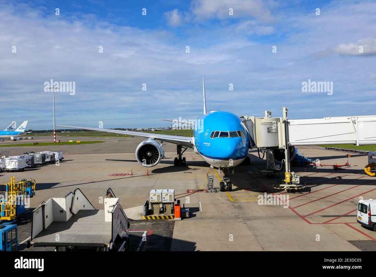 Amsterdam, Niederlande, 30/09/20. KLM Airlines Boeing 777 Düsenflugzeug geparkt am Gate am Flughafen Amsterdam Schiphol (AMS), mit Flughafenfahrzeugen. Stockfoto