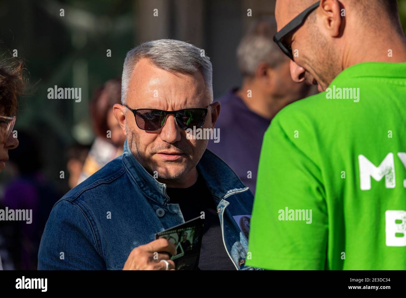 SOFIA, BULGARIEN - 27. SEPTEMBER 2020: Rechtsanwalt Nikolay Hadjigenov vom "Poison Trio" (Protestorganisatoren). Sie demonstrierten, indem sie den Rücktritt forderten Stockfoto