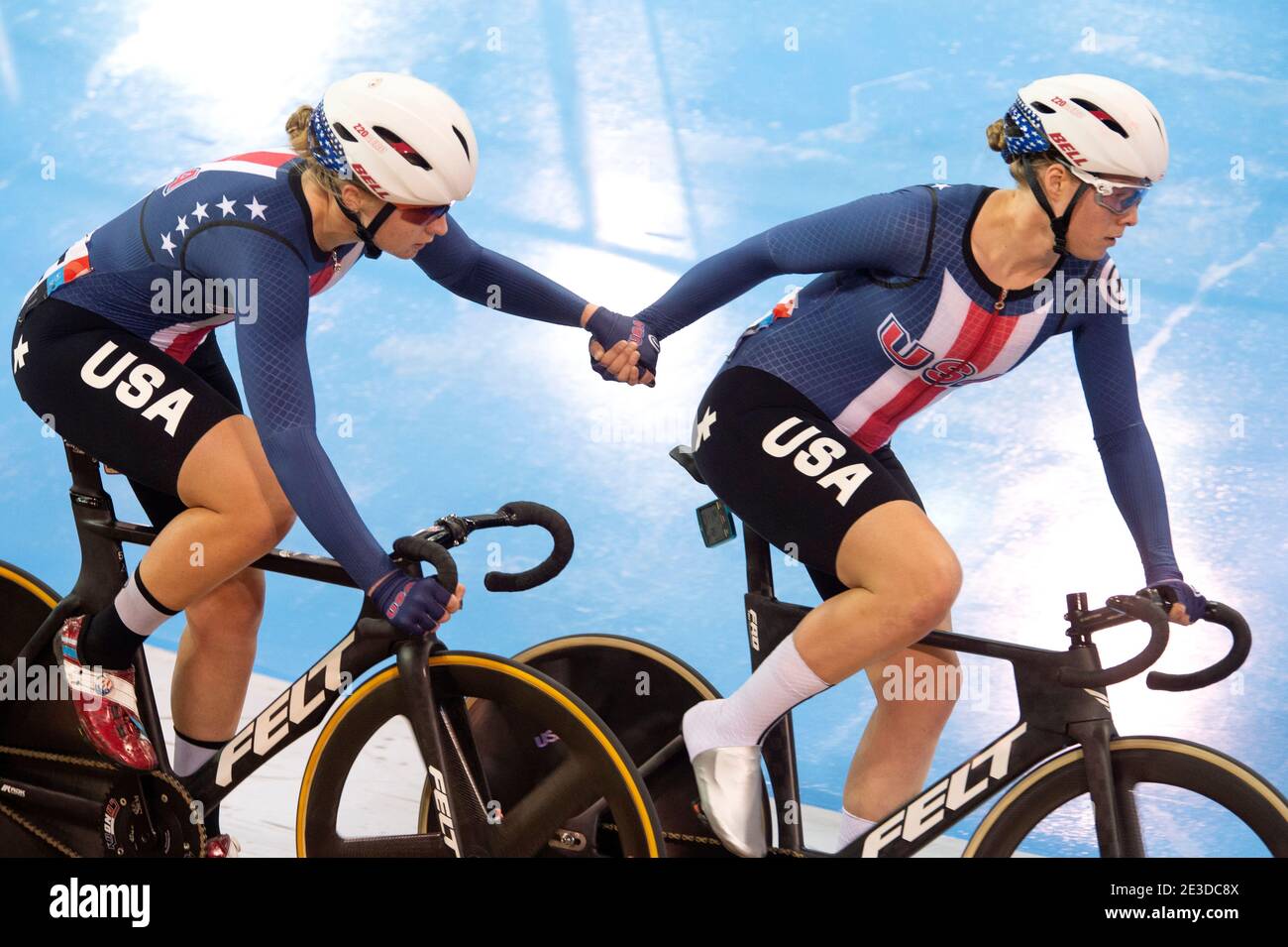 Megan Jastrab und Jenn Valente tauschen sich beim Madison-Rennen der Frauen, UCI Track World Cup, Milton, Ontario, aus (Foto: Casey B. Gibson) Stockfoto