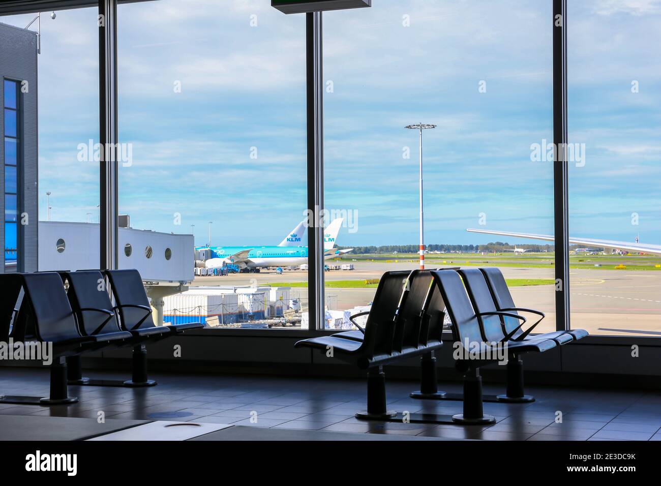 Amsterdam, Niederlande, 30/09/20. Amsterdam Airport Schiphol (AMS) Terminal mit leeren Sitzen und keine Passagiere während Coronavirus COVID-19 Pandemie. Stockfoto
