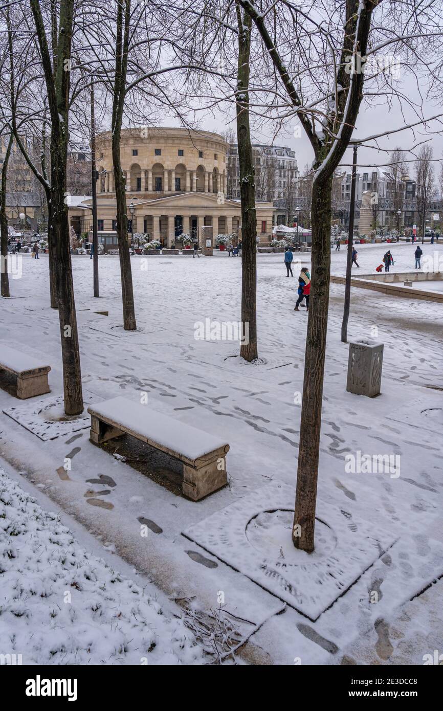 Paris, Frankreich - 01 16 2021: Blick auf das Becken der villette und die Rotunde von Ledoux unter dem Schnee Stockfoto