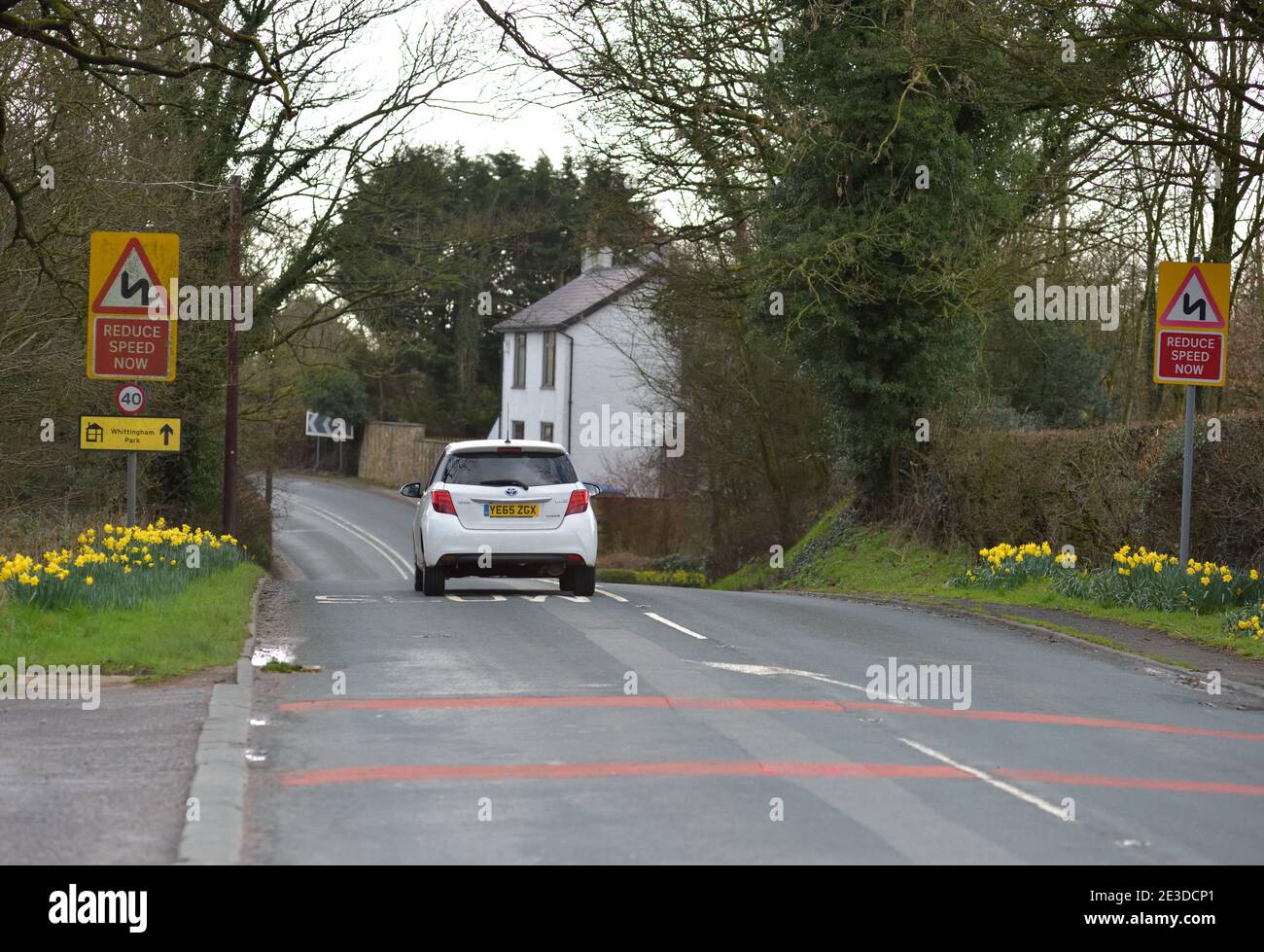 Das Auto nähert sich gefährlichen Biegungen auf der Straße Stockfoto