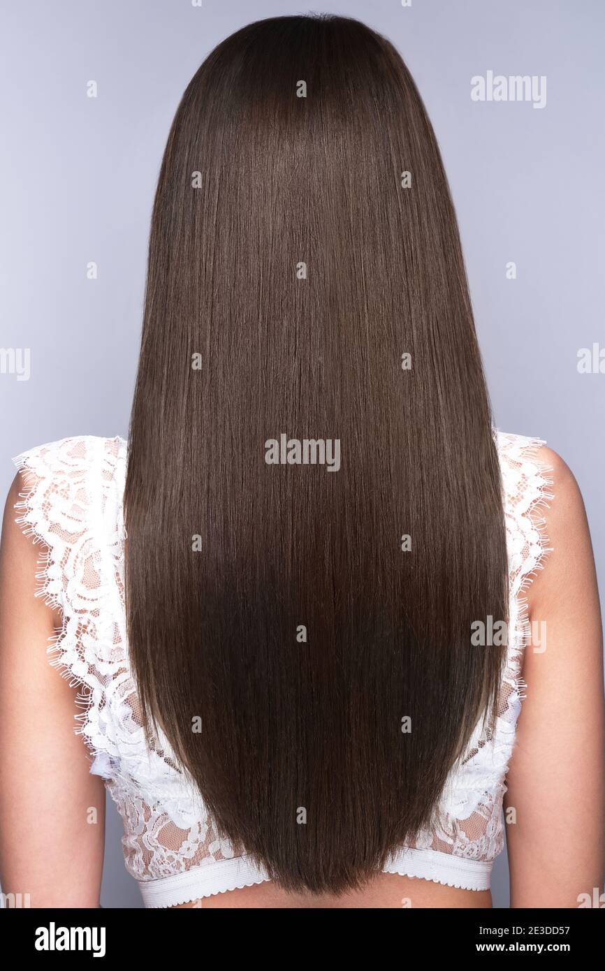 Schöne braunhaarige Mädchen mit einem perfekt glatten Haar. Schönheitshaar. Stockfoto