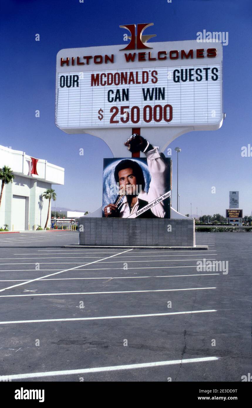 Sign Förderung Performer Wayne Newton auf dem Parkplatz des Hilton Las Vegas Hotel in Las Vegas, Nevada Stockfoto