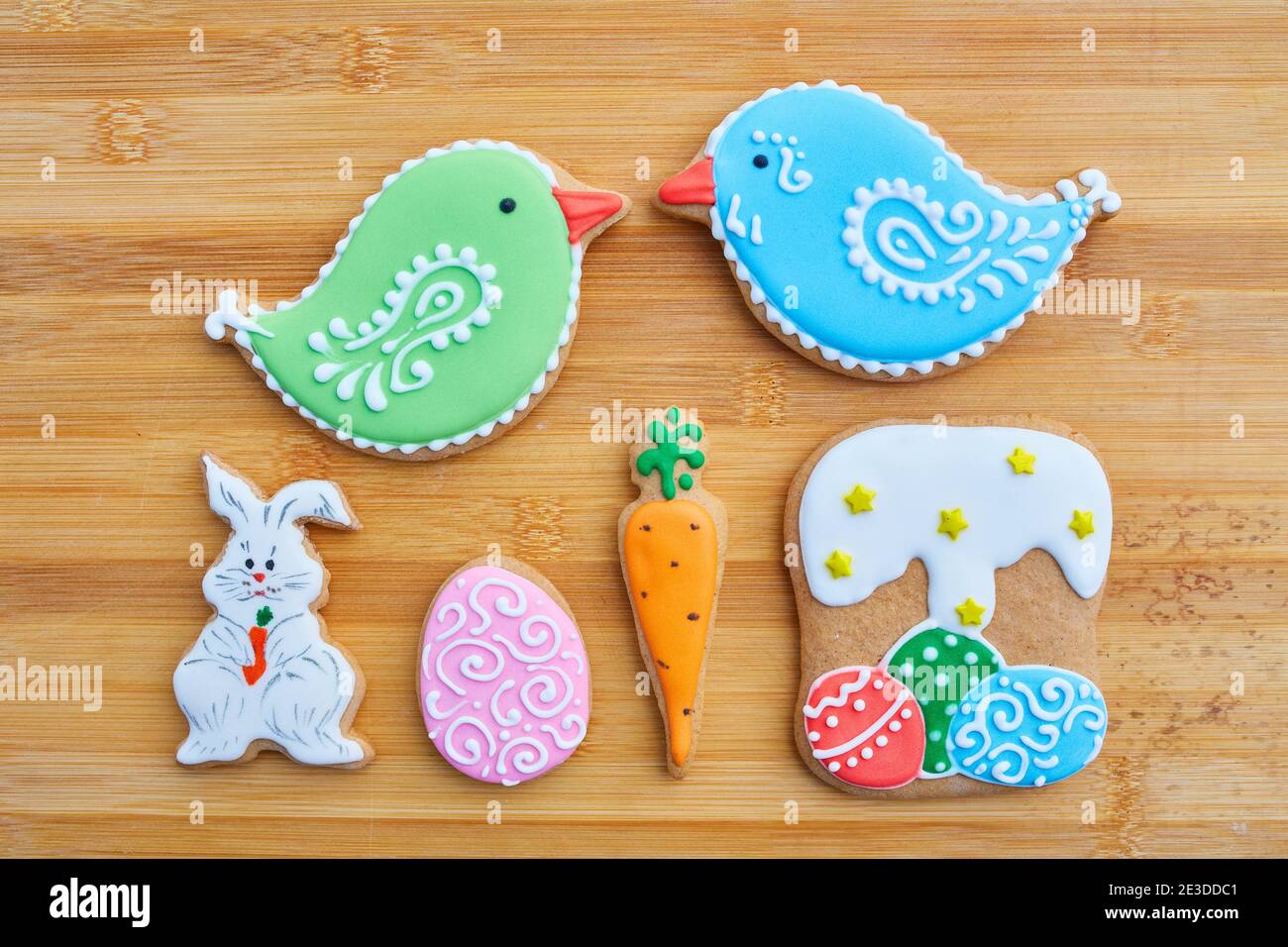 Ostern hausgemachte Lebkuchen Cookie über Holz- Tabelle Stockfoto