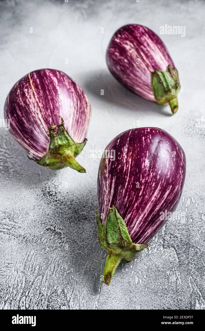 Rohe kleine lila asiatische Auberginen. Weißer Hintergrund. Draufsicht Stockfoto