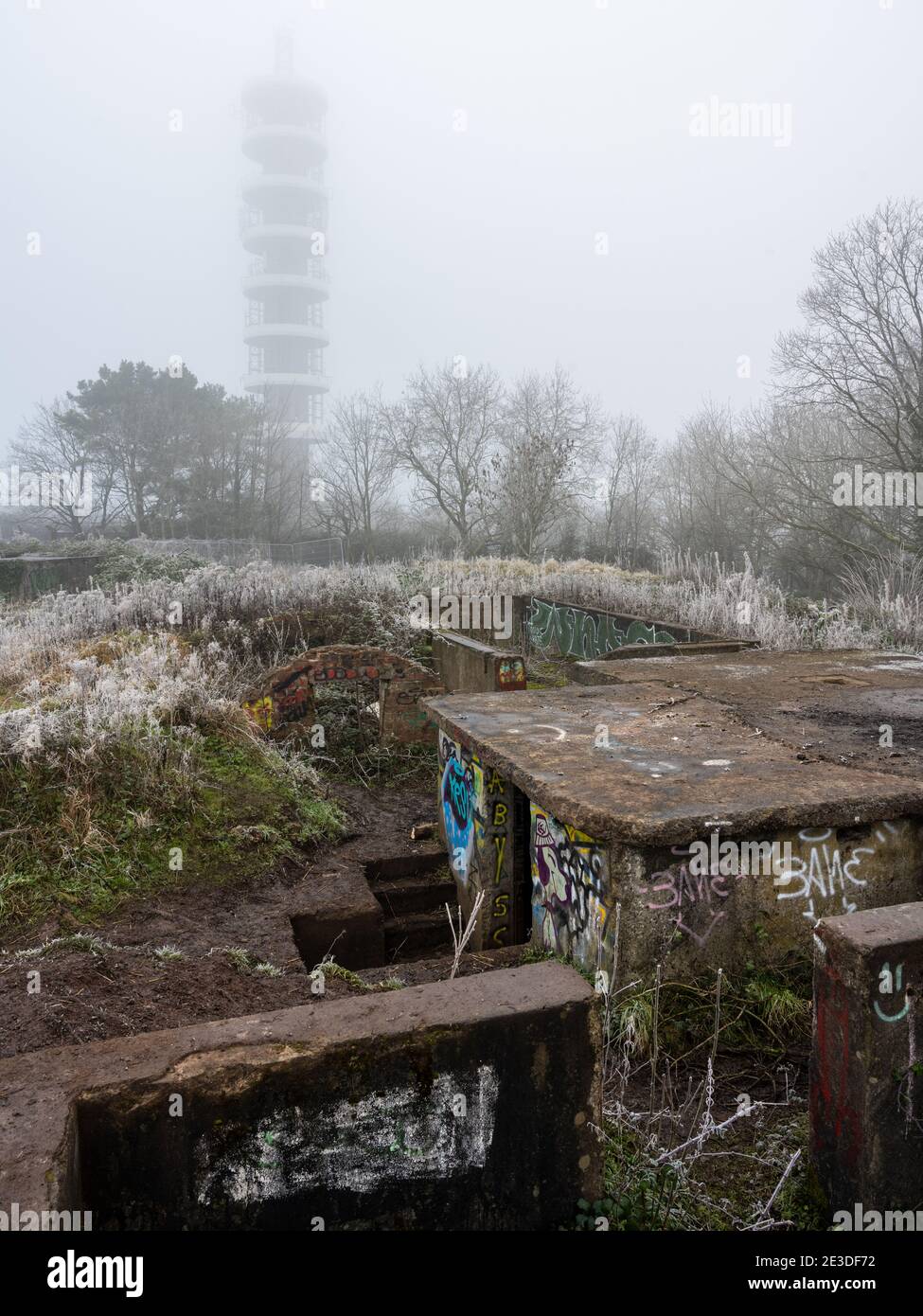 Winterfrost und Nebel liegen auf den verwelkenden Überresten der Purdown Heavy Anti-Aircraft Battery und des BT Transmitters im Stoke Park in Bristol. Stockfoto