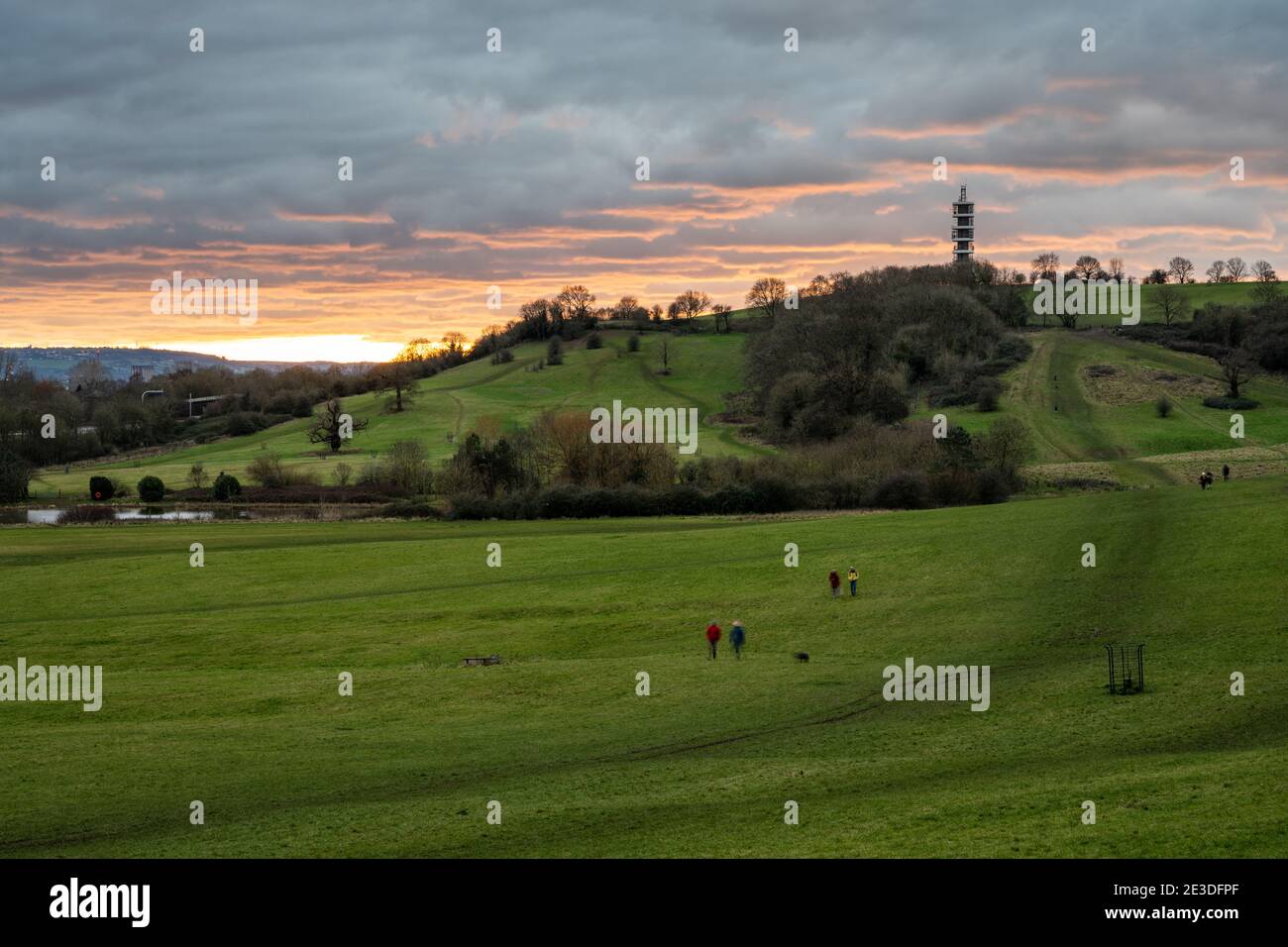 Die Menschen wandern entlang der Hänge des Purdown Hill in Stoke Park, Bristol. Stockfoto