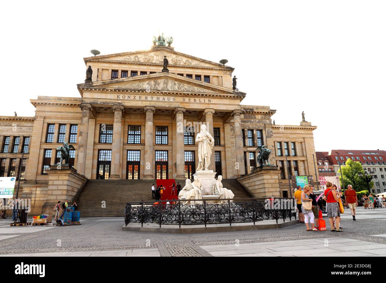 DEUTSCHLAND, BERLIN, GENDARMENMARKT - 08. JUNI 2018: Konzerthaus und Schiller Denkmal auf dem Gendarmenmarkt in Berlin Stockfoto