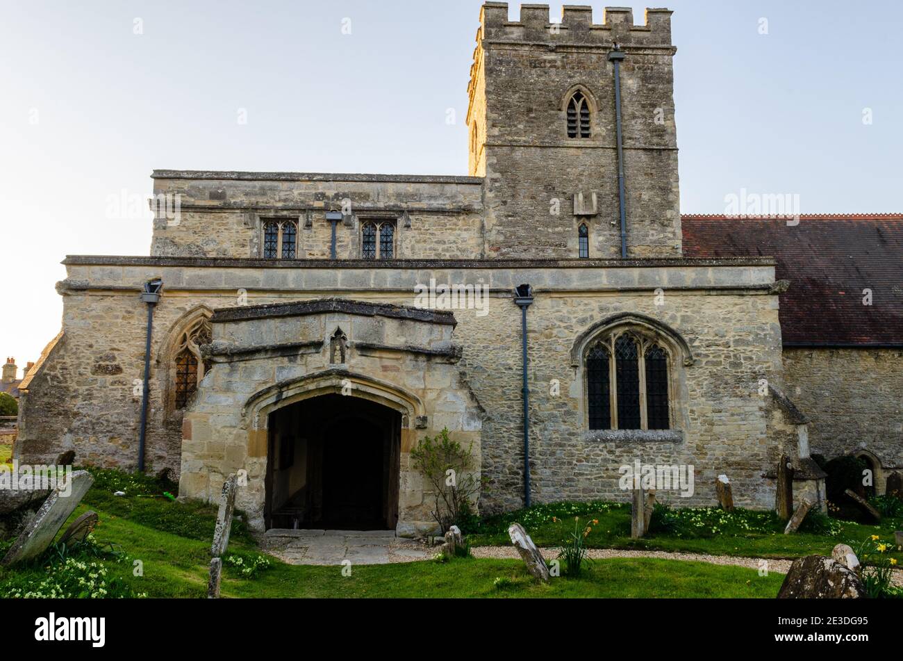 Die normannische und mittelalterliche Pfarrkirche Mariä Himmelfahrt im Dorf Beckley, South Oxfordshire. Stockfoto