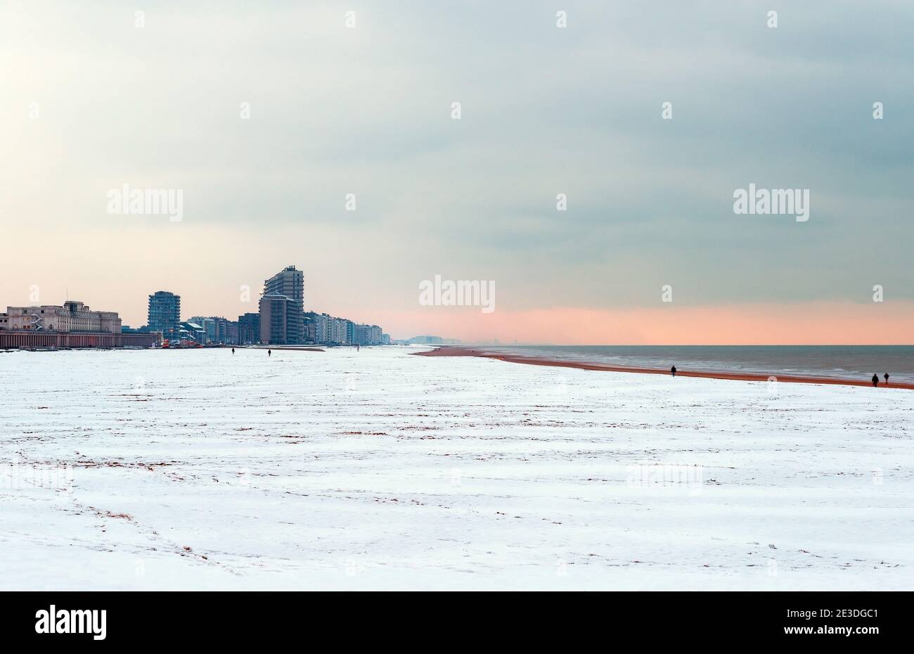 Oostende (Ostende) Stadtstrand im Schnee an der Nordsee, Flandern, Belgien. Stockfoto