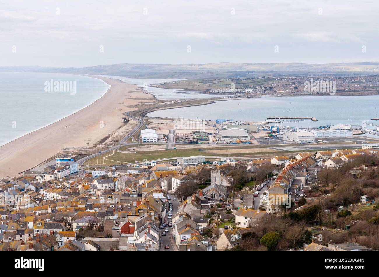 Die Aussicht auf Fortuneswell Stadt, Portland Hafen und Chesil Beach in Dorset. Stockfoto