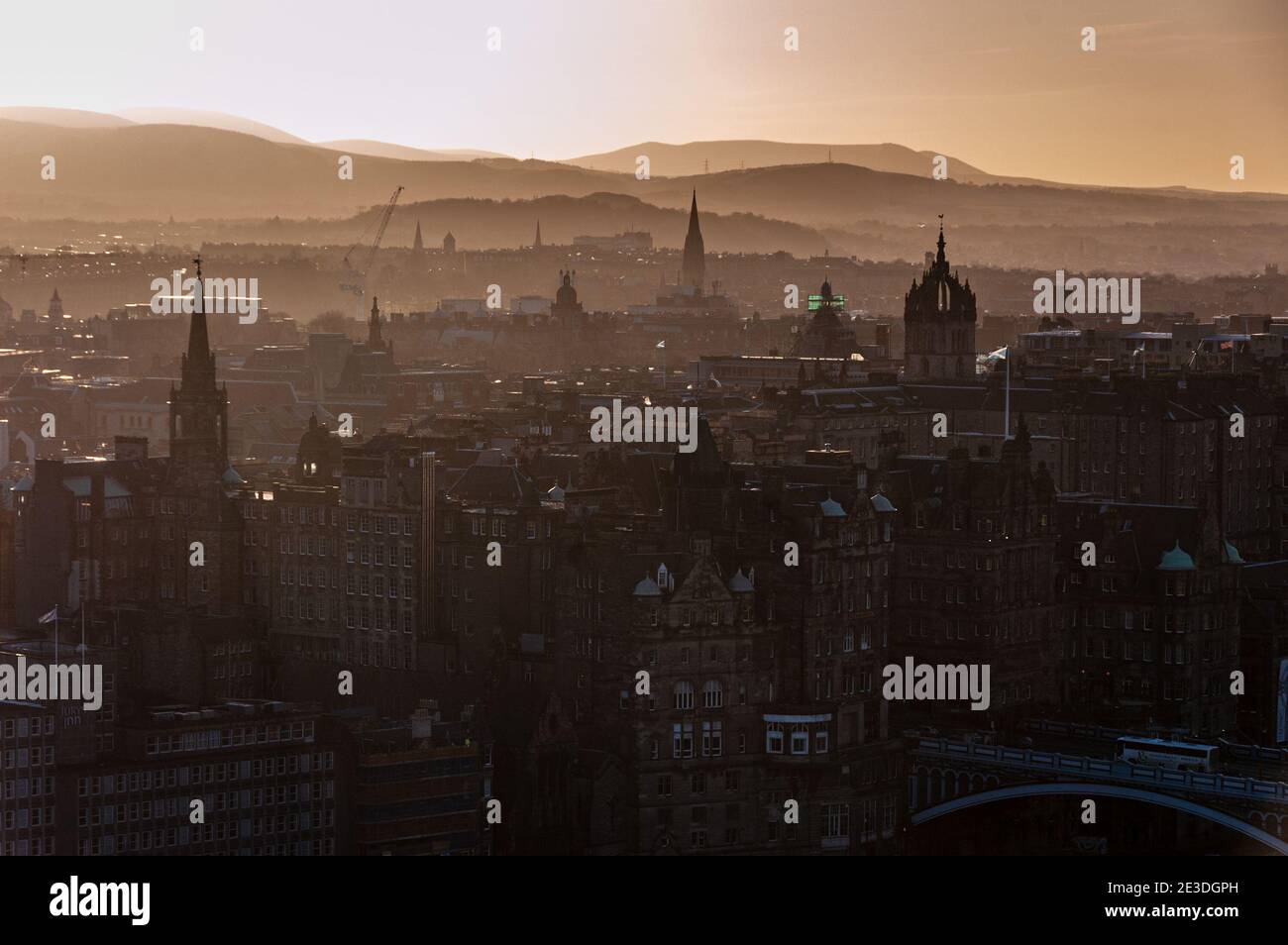 Kirchtürme erheben sich aus dem dichten Stadtbild der Tennement- und Bürogebäude in Edinburghs Altstadt, mit dem Bruntsfield und Merchiston Nachbarschaft Stockfoto