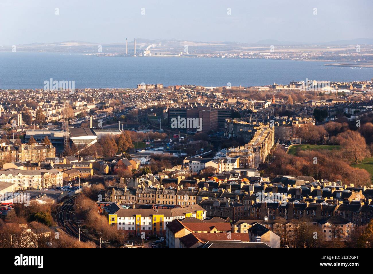 Die East Coast Mainline Eisenbahn schlängelt sich durch die östlichen Vororte von Edinburgh, einschließlich Meadowbank und Craigentinny, mit dem Firth of Forth und Coc Stockfoto