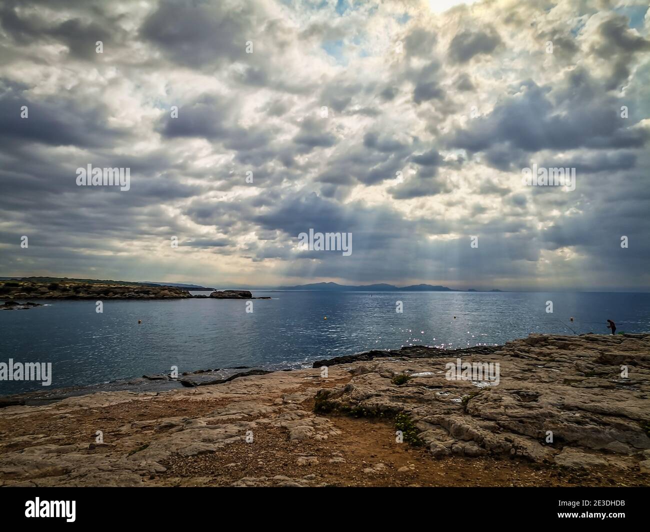 Blick auf die Küste von Carro am Mittelmeer in Südfrankreich bei Sonnenuntergang Stockfoto
