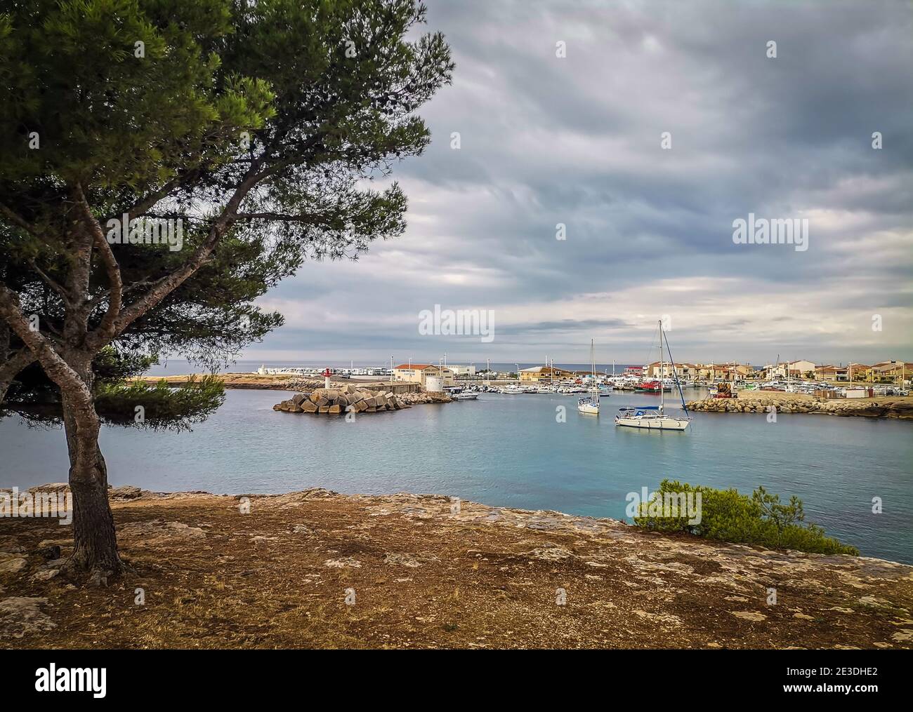Carro, Frankreich, Sept. 2020, Blick auf einen Hafen an der Mittelmeerküste. Stockfoto