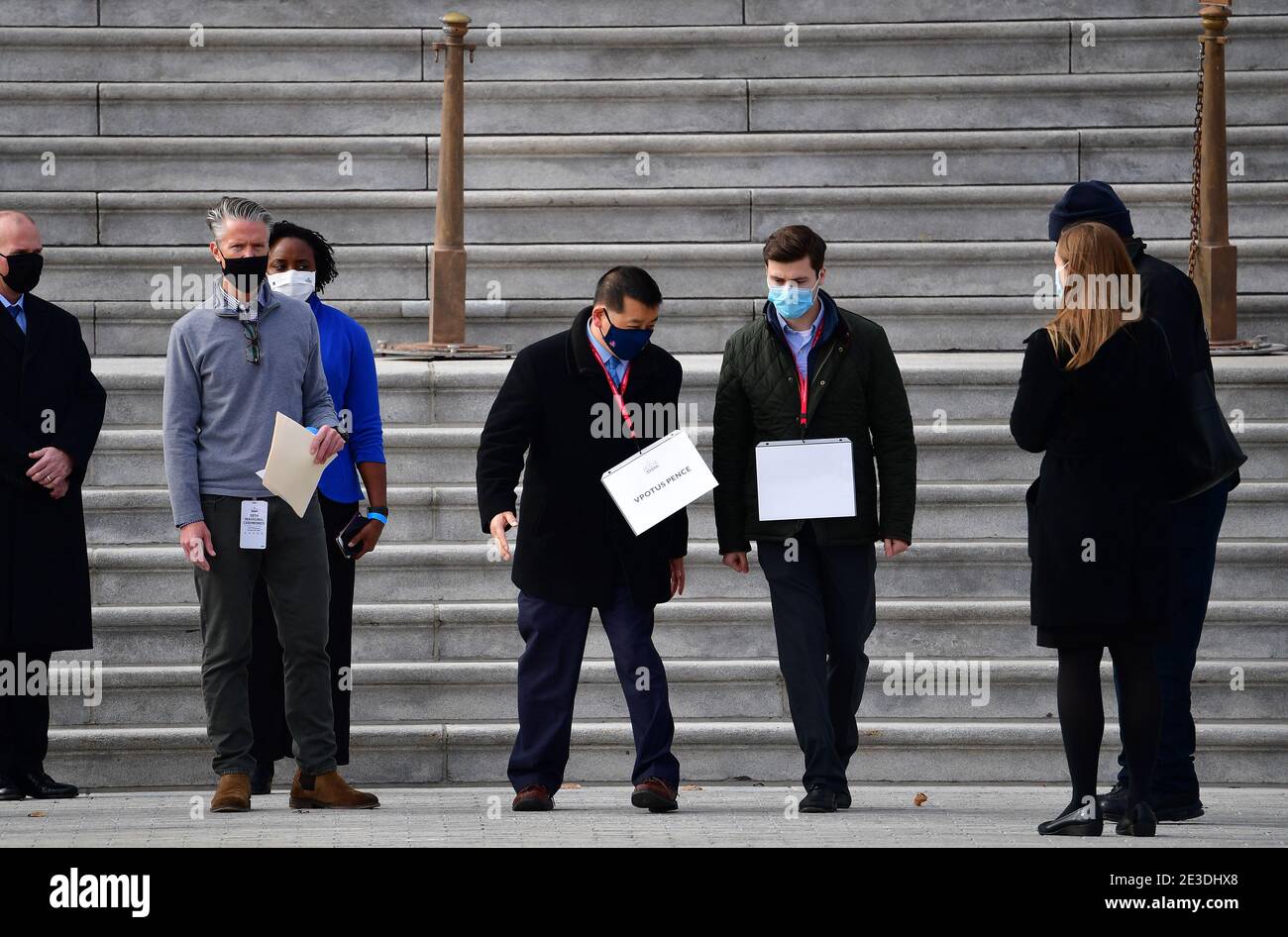 Washington, Usa. Januar 2021. Stand-ins für Vizepräsident Mike Pence und seine Frau Karen Proben während einer Abschlussfeier im US-Kapitol in Washington, DC, am Montag, 18. Januar 2021. Die Amtseinführung des designierten Präsidenten Joe Biden und des designierten Vizepräsidenten Kamala Harris ist für Januar 20 geplant. Foto von David Tulis/UPI Credit: UPI/Alamy Live News Stockfoto Washington, Usa. Januar 2021. Stand-ins für Vizepräsident Mike Pence und seine Frau Karen Proben während einer Abschlussfeier im US-Kapitol in Washington, DC, am Montag, 18. Januar 2021. Die Amtseinführung des designierten Präsidenten Joe Biden und des designierten Vizepräsidenten Kamala Harris ist für Januar 20 geplant. Foto von David Tulis/UPI Credit: UPI/Alamy Live News Stockfoto