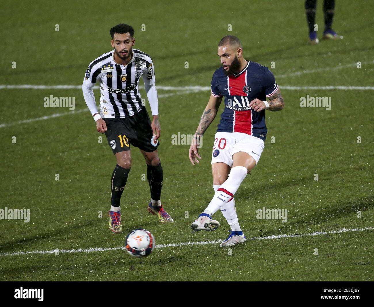 Layvin Kurzawa von PSG, Angelo Fulgini von Angers (links) während der französischen Meisterschaft Ligue 1 Fußballspiel zwischen Angers SCO und Paris Saint-Germain am 16. Januar 2021 im Stade Raymond Kopa in Angers, Frankreich - Foto Jean Catuffe / DPPI / LiveMedia Stockfoto