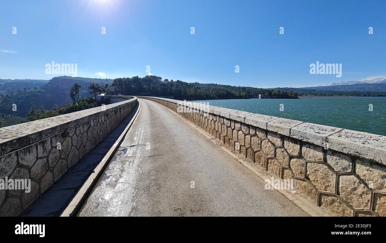 Straße über den Marathon See Damm bei Marathon, Griechenland Stockfoto
