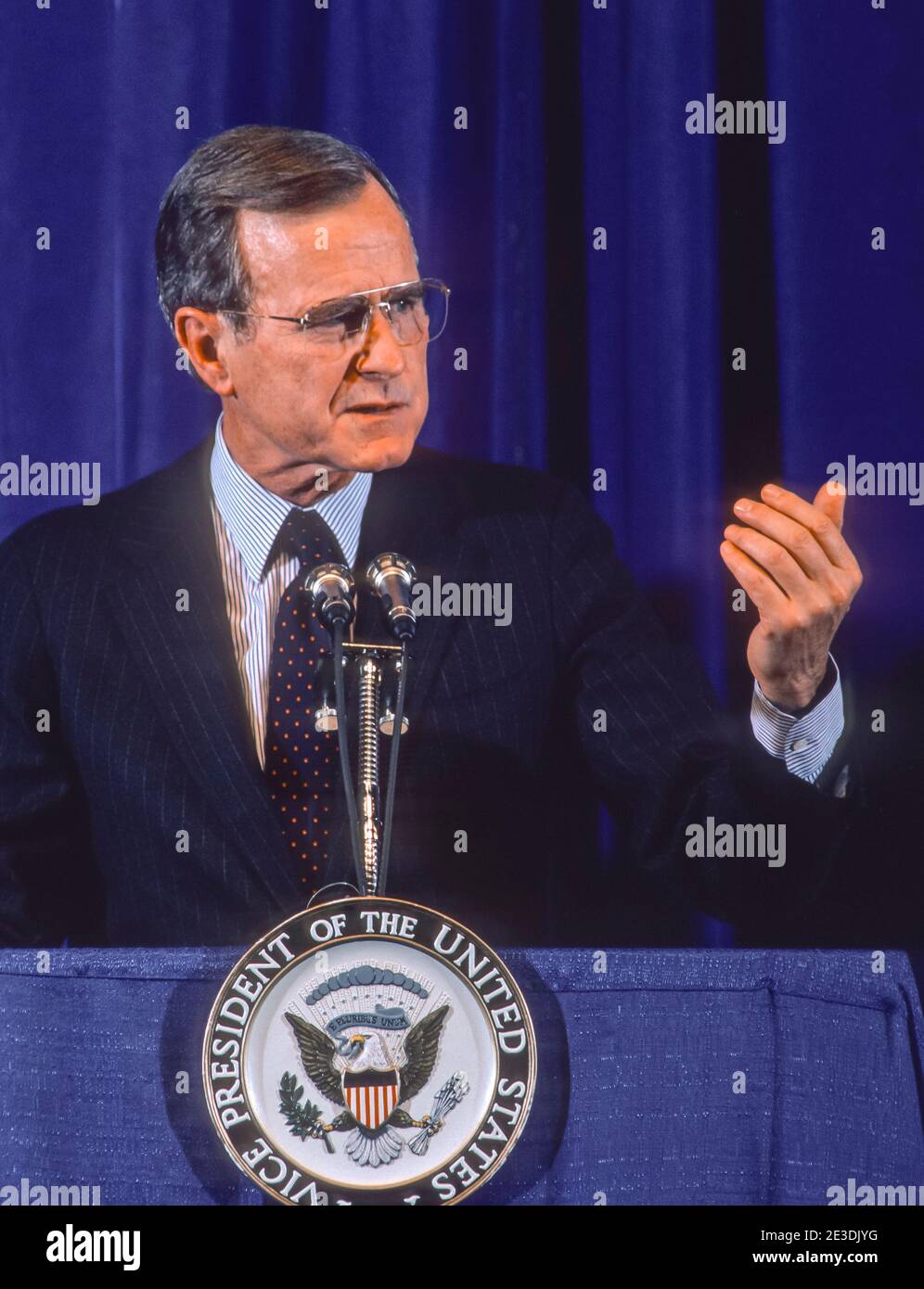 SYRACUSE, NEW YORK, USA, NOVEMBER 1986 - US-Vizepräsident George Herbert Walker Bush spricht. Stockfoto