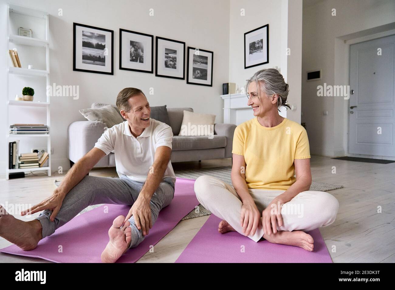 Fit aktive reife Frau und älteren Mann mit Spaß beim Training zu Hause. Stockfoto