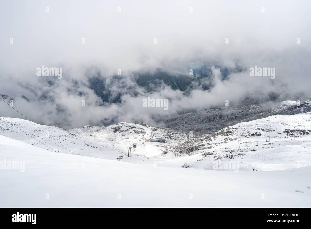 Zugspitze, Deutschland - 5. Aug 2020: Sonnenkar-Seilbahn für Skigebiet im Sommerschnee Stockfoto
