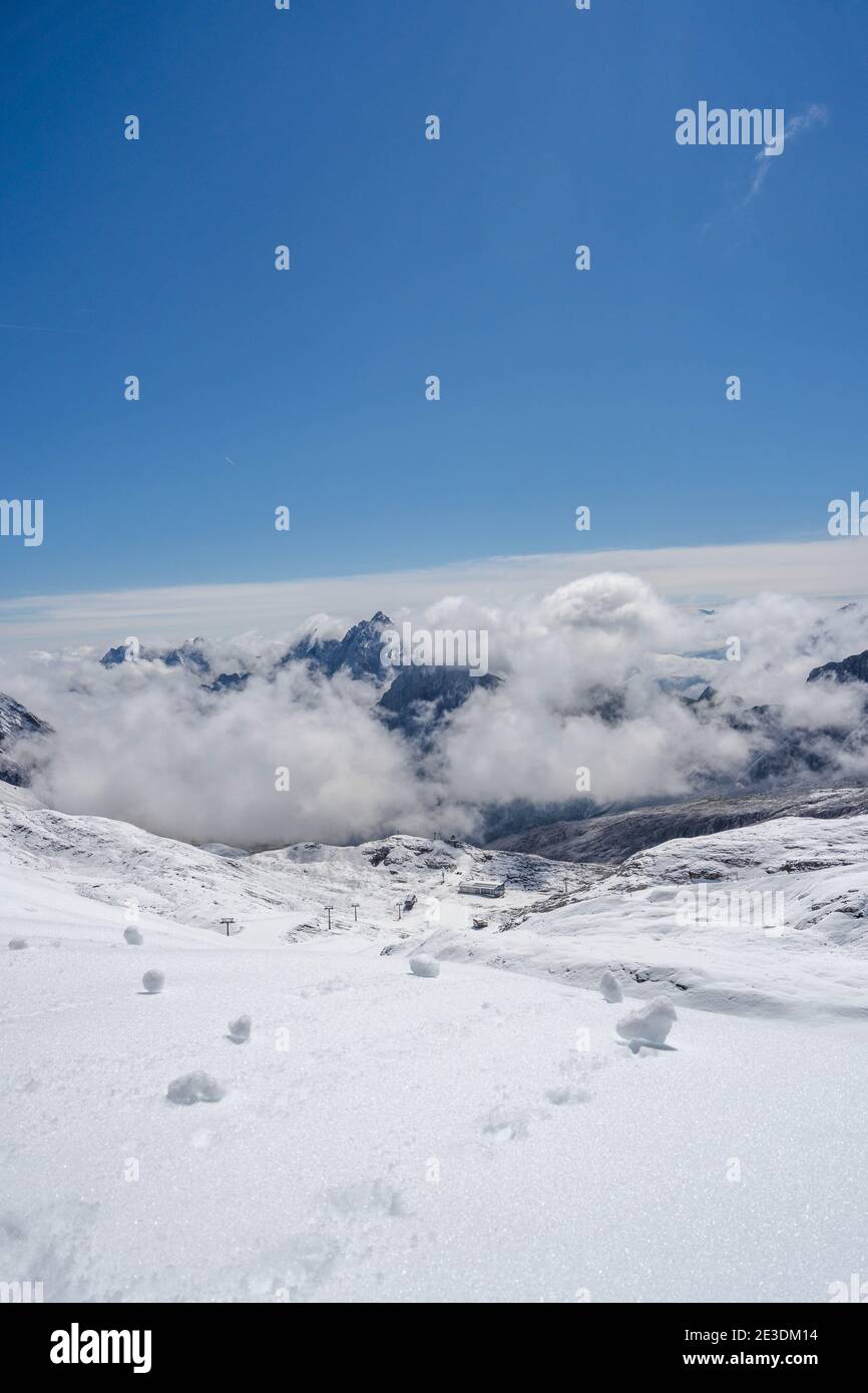 Verschneite Piste unterhalb der Zugspitze Top of Germany im Sommer sonnig Blauer Himmel Stockfoto